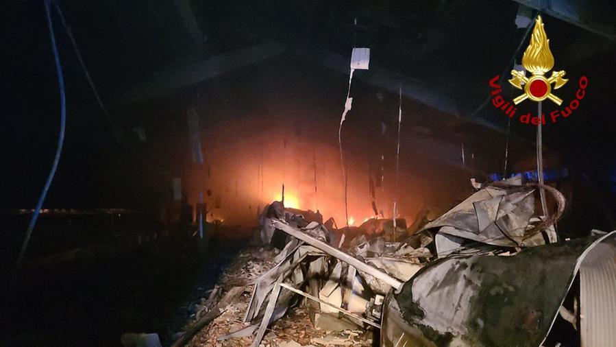 Notte di Capodanno, 25 interventi dei vigili del fuoco in provincia di Modena: in fiamme un capannone a San Vito di Spilamberto
