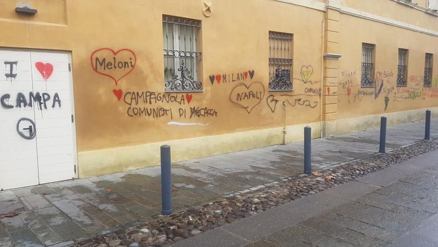 I muri del municipio di Campagnola imbrattati dai vandali