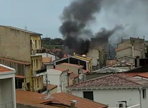 Casa in fiamme nel centro storico di Macomer: occupanti messi in salvo