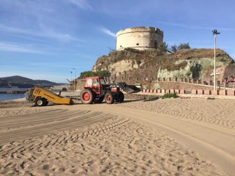 
	I lavori di pulizia della spiaggia di Bosa Marina rientrano tra i compiti di chi gestir&agrave; l'appalto per la raccolta differenziata

