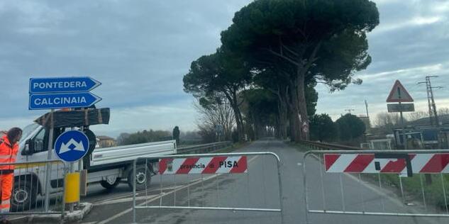Rami cadono lungo la Vicarese: auto danneggiate e caos traffico nella notte di San Silvestro<br>
