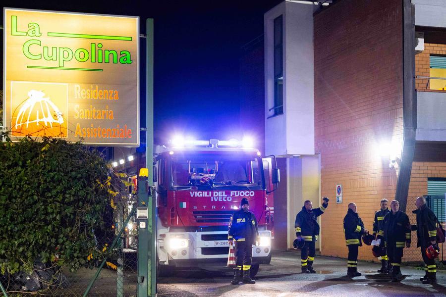 Firenze, incendio alla casa di riposo: i punti di innesco, l’ipotesi del gesto volontario e le persone intossicate