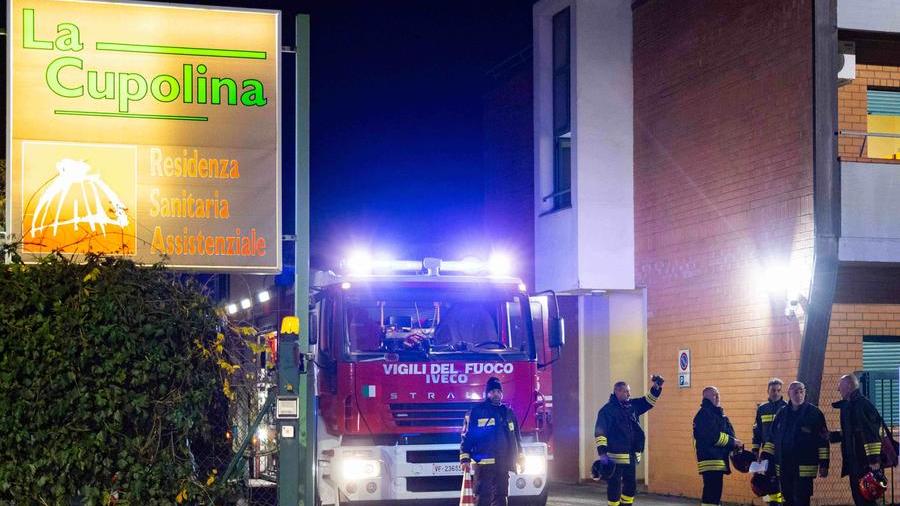 Firenze, incendio alla casa di riposo: i punti di innesco, l’ipotesi del gesto volontario e le persone intossicate
