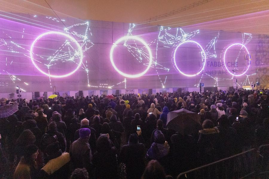 Solo la pioggia rovina la festa: il Capodanno di Modena è luce