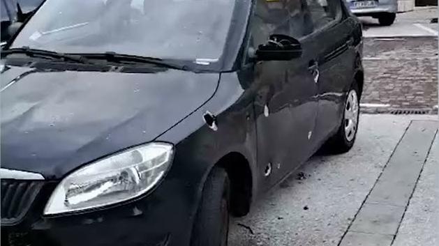 Capannori, esplode una bomba carta: danneggiate tre vetture