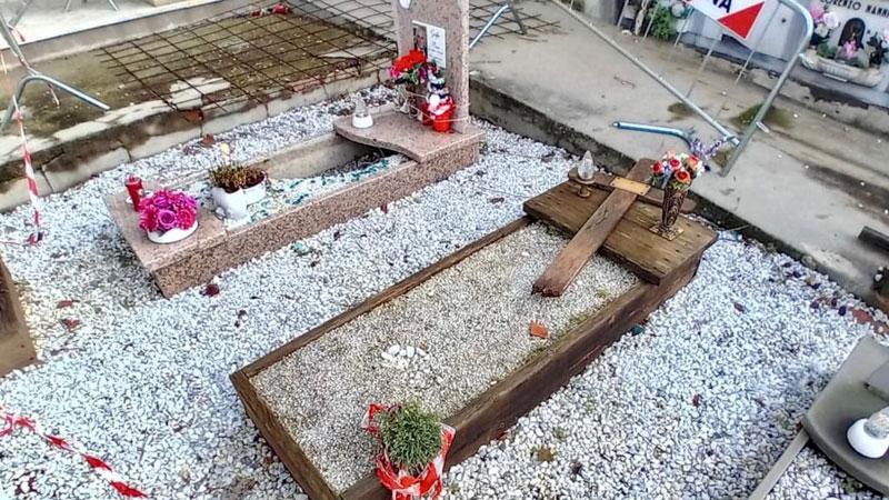 Una delle tombe che sono state danneggiate