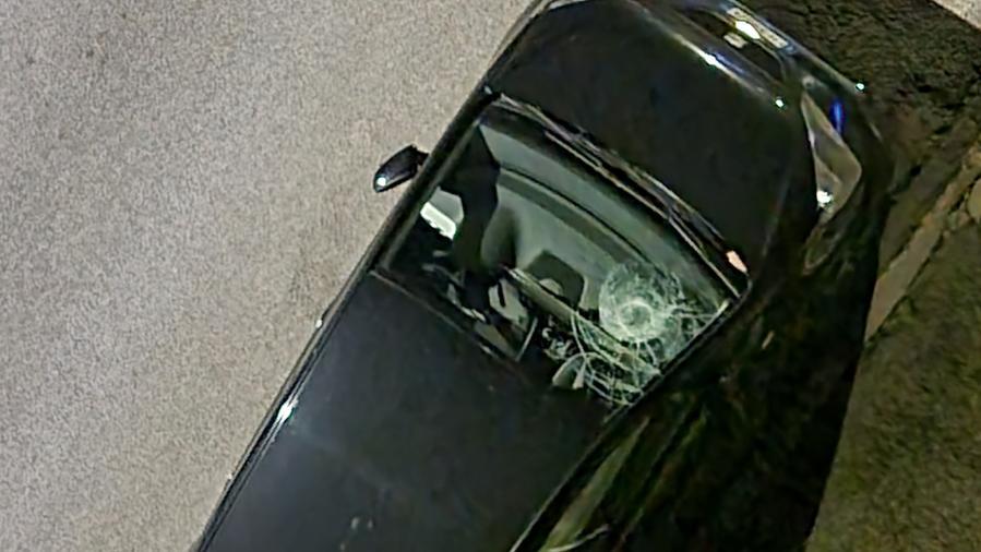Una delle auto danneggiate in via Bligny