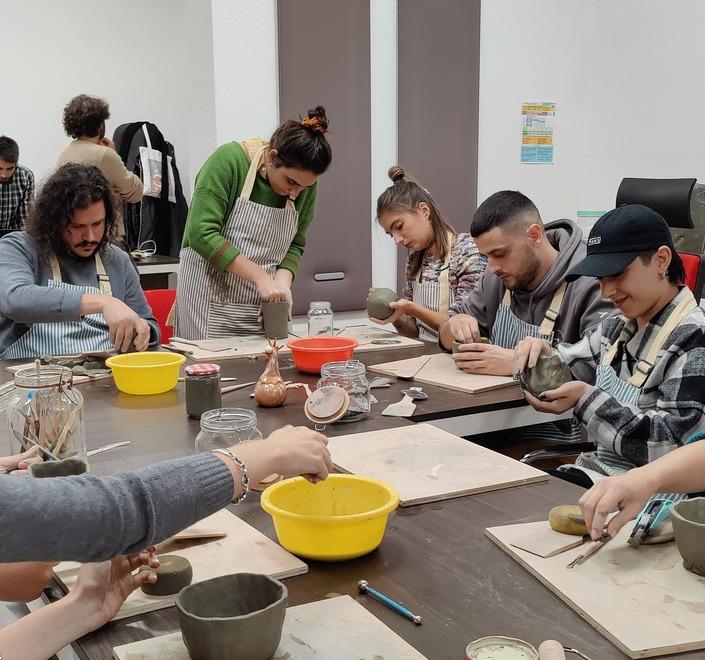Uno spazio di coworking ad Aggius: «Lavoro e creatività condivisi tra computer, scrivanie e wi fi» 
