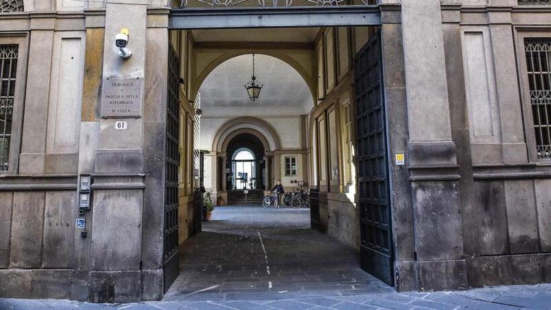 
	L&rsquo;ingresso del Tribunale di Lucca

