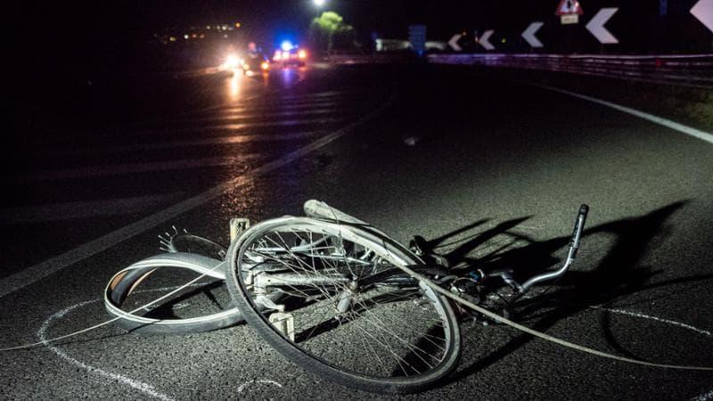 Prato, ciclista travolto da un’auto pirata al Macrolotto