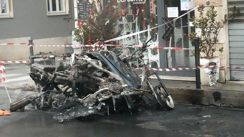 Gli scooter totalmente carbonizzati in via Roma a Porto Santo Stefano (foto Enzo Russo)