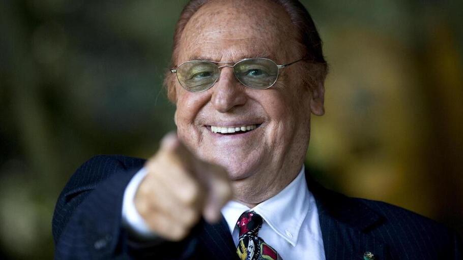 A 86 anni sempre quello della notte, Renzo Arbore torna in tv con l’antiquariato musicale