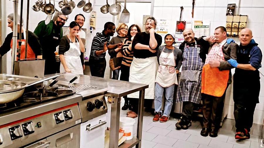 Modena, Capodanno solidale a Porta Aperta: serviti duecento pasti a bisognosi