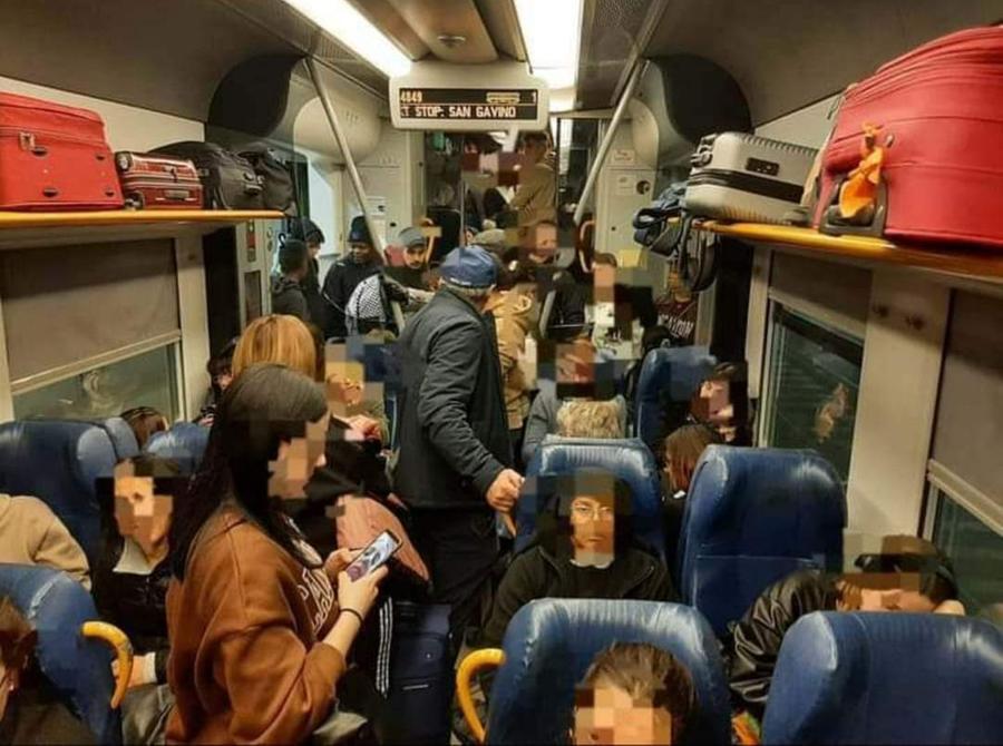 
	Uno dei tanti treni affollati di questo periodo

