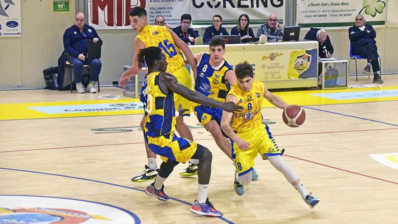 
	Piccone attacca in pick&amp;roll (foto Paolo Barlettani)

