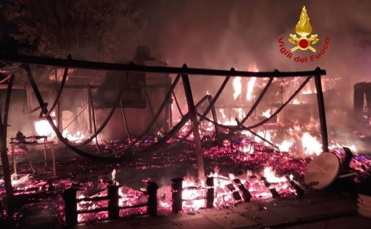Fiamme nella notte a Settimo San Pietro: raso al suolo il Golf club