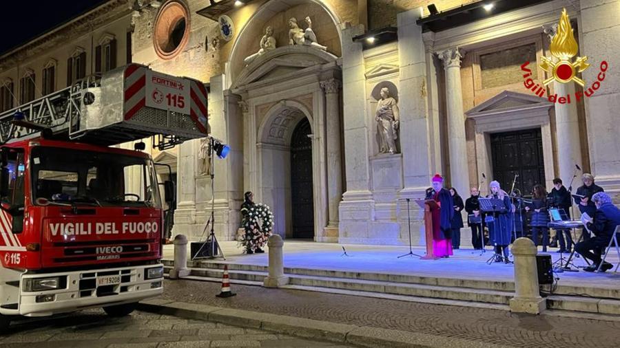 L’omaggio dei vigili del fuoco e della città alla Madonna dorata