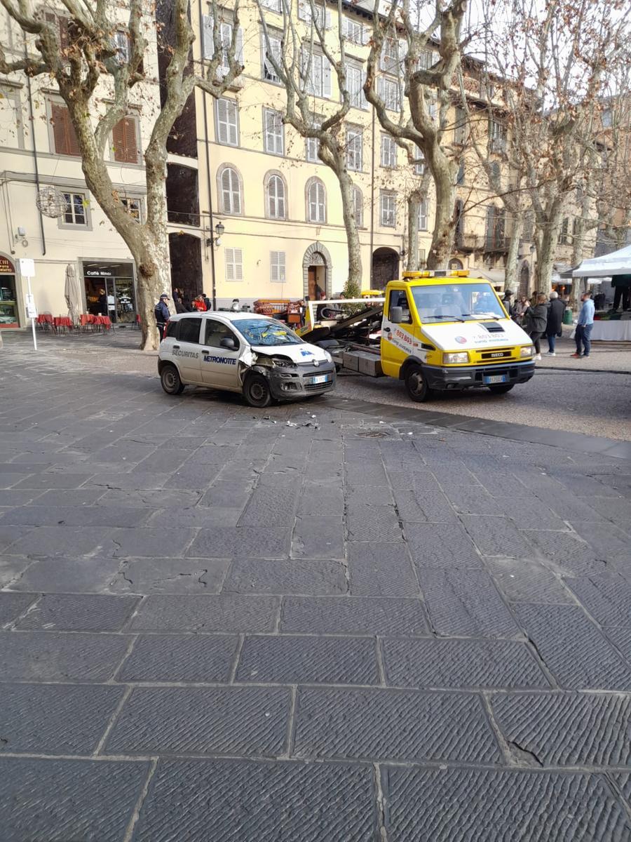 Lucca, cavallo imbizzarrito finisce contro un’auto