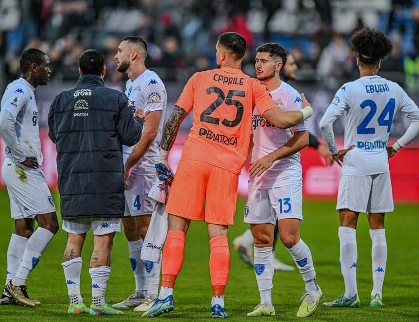 Gli uomini di mister Andreazzoli al termine della gara contro il Cagliari terminata a reti inviolate