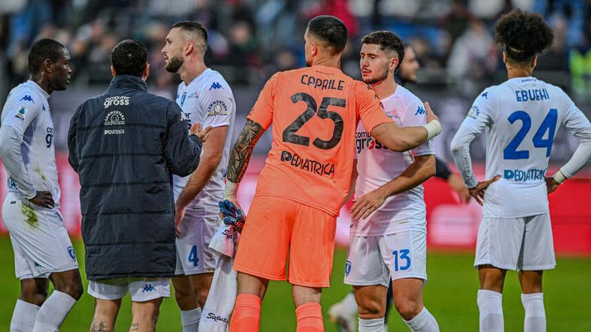 Gli uomini di mister Andreazzoli al termine della gara contro il Cagliari terminata a reti inviolate