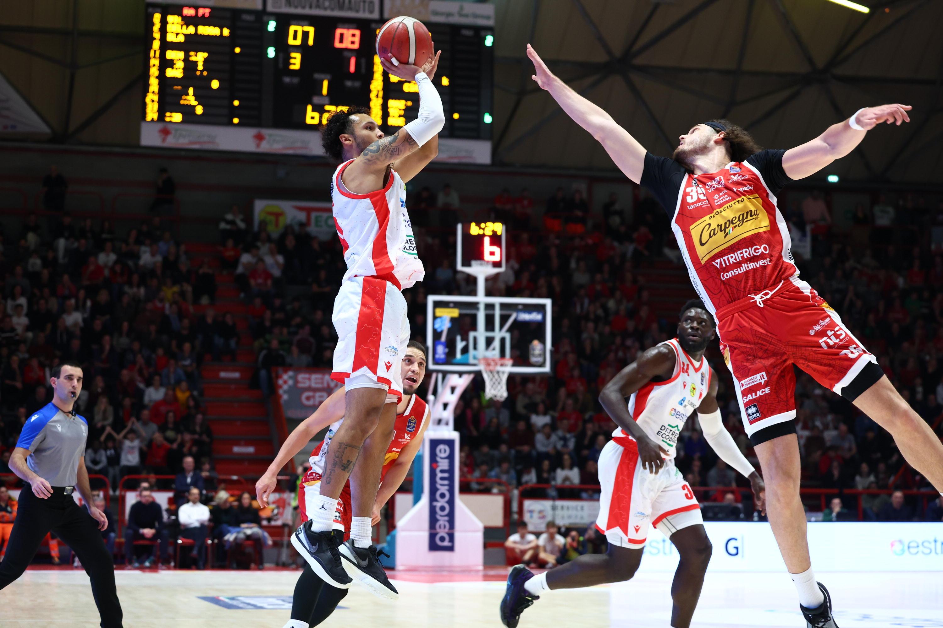 Payton Willis a canestro contro Pesaro (foto studio Nucci)