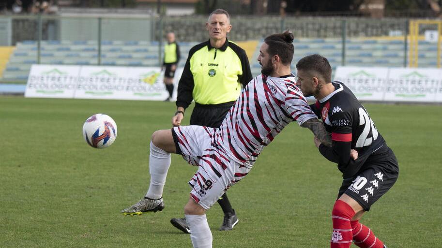 Un’azione del Belvedere impegnato l’altro giorno nella sgambatella con il Grosseto (foto Agenzia Bf)