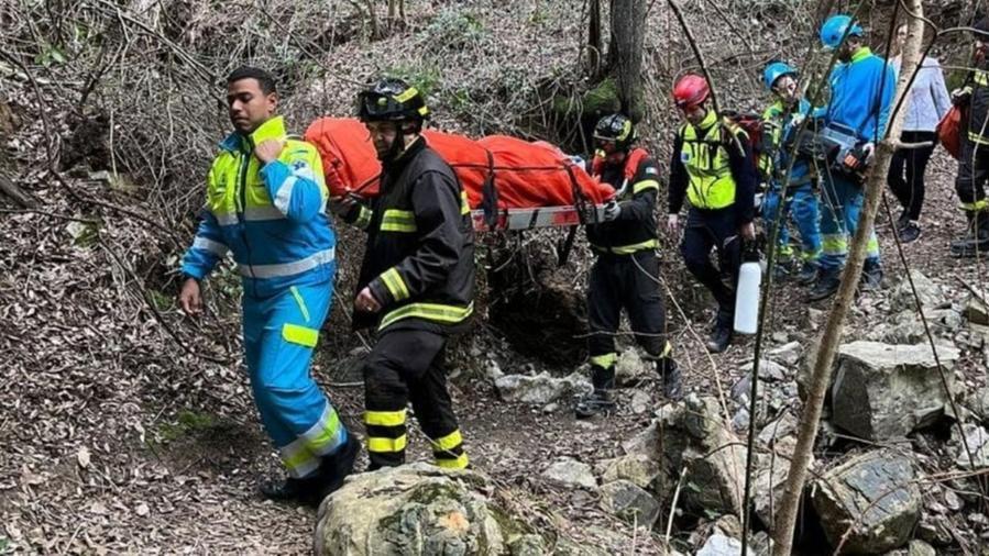 La donna soccorsa dai vigili del fuoco insieme alla Misericordia di Antignano (Foto vigili del fuoco)