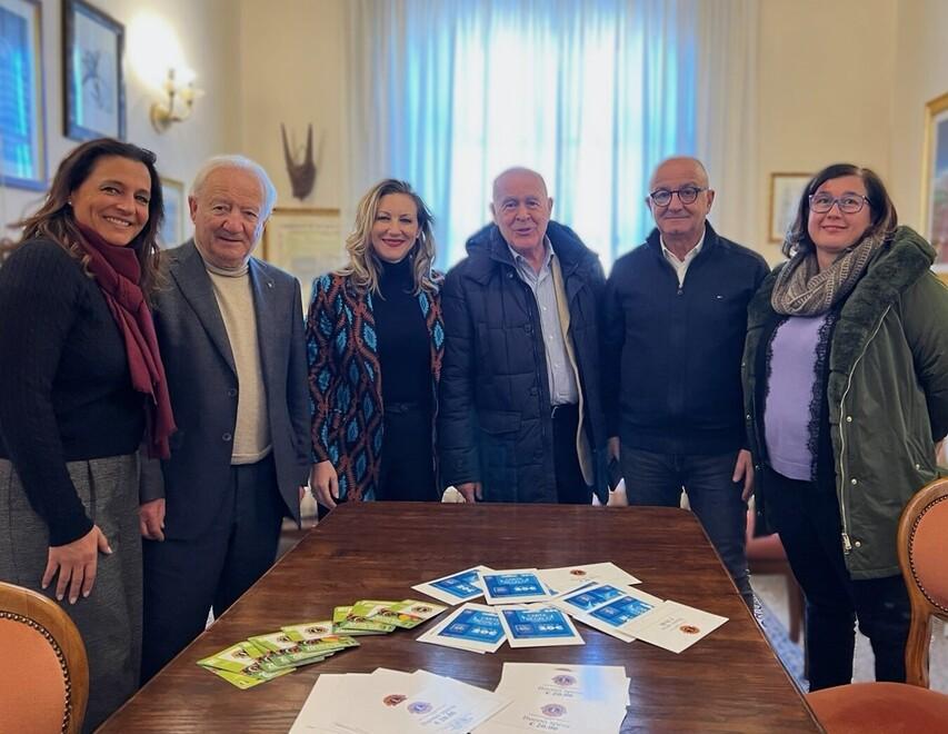 Tempio, pacchi e alimenti sulla scalinata: la città diventa sempre più solidale 