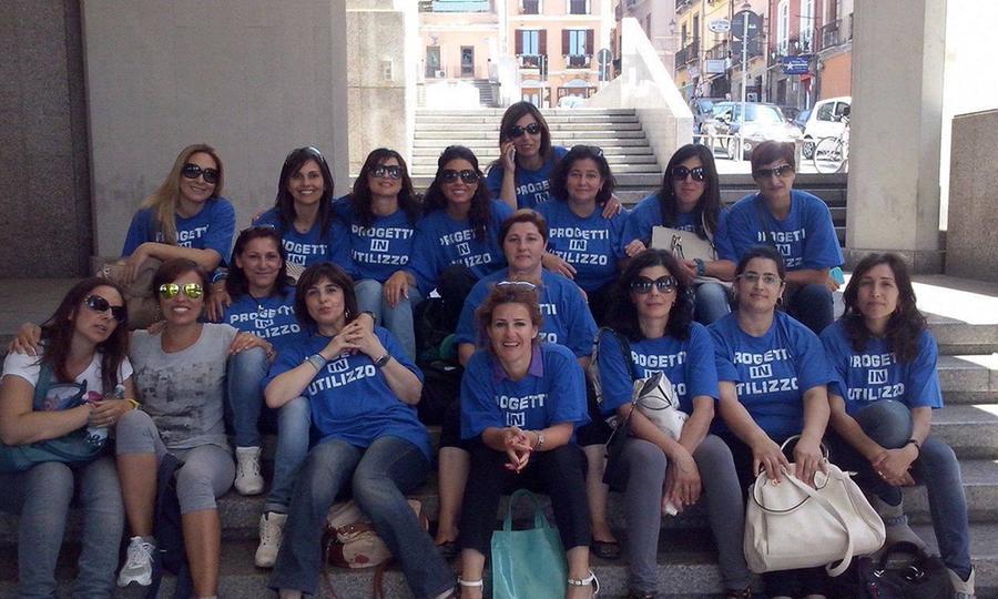 
	Foto di repertorio di una potesta delle ex lavoratrici Compau davanti al consiglio regionale

