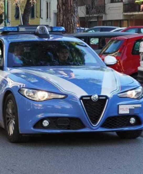 Firenze, il ladro ha le scarpe rotte e i poliziotti gliele regalano nuove<br>
