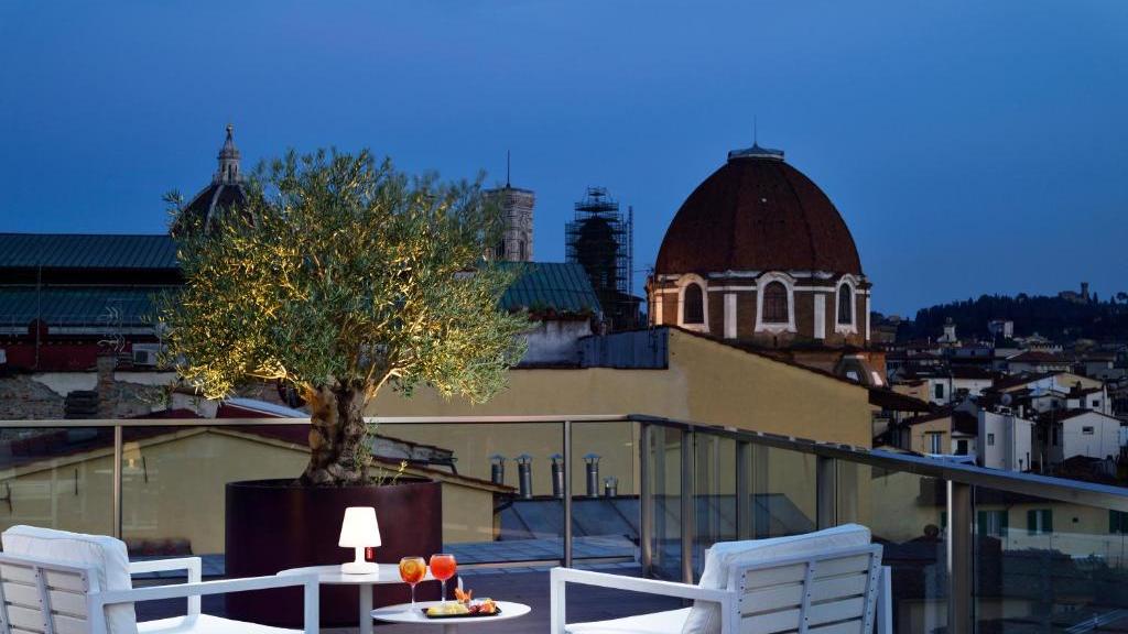 Un angolo dell'albergo in cui i turisti hanno dimenticato i soldi
