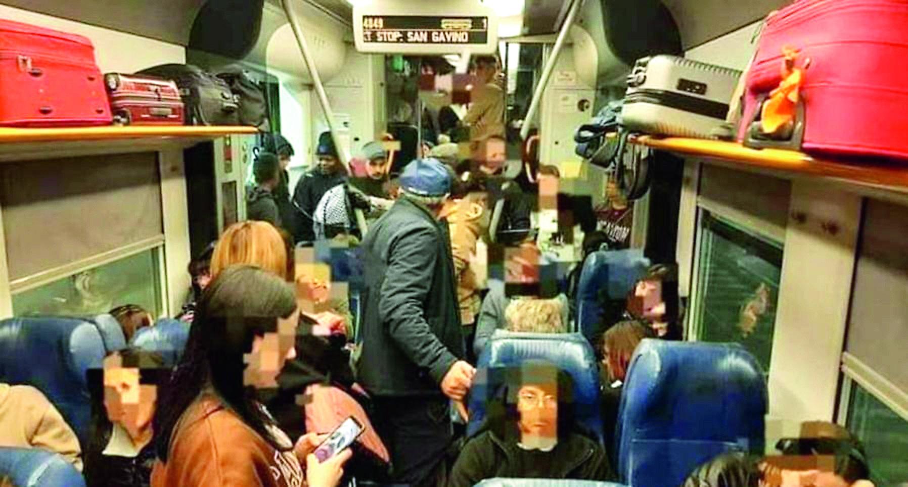 Vagoni pieni, Trenitalia si difende: «Spetta alla Regione chiedere carrozze in più»