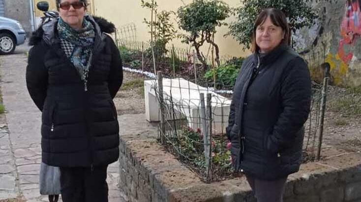 Livorno, sul Pontino i residenti "creano" il parco per mamme e bambini<br>