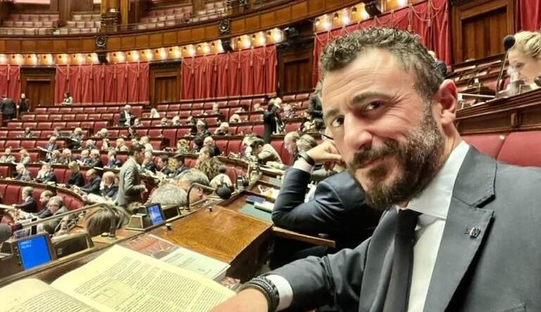 Il deputato di FdI Emanuele Pozzolo è indagato per lesioni colpose: attesa per l’intervento di Meloni