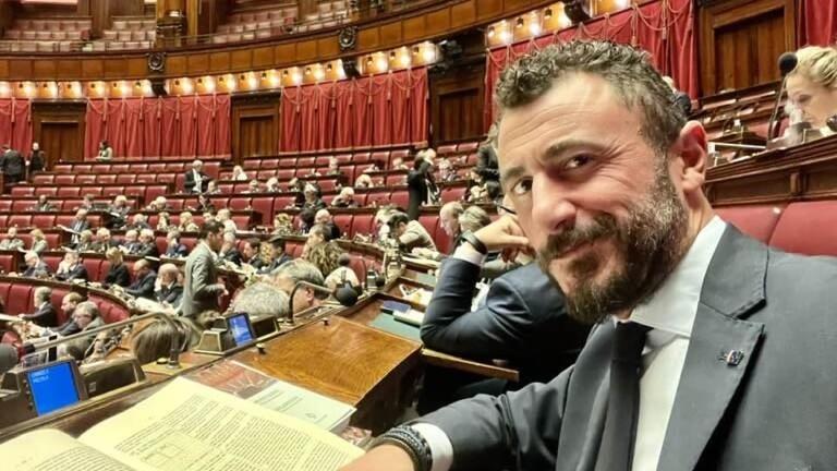 Il deputato di FdI Emanuele Pozzolo è indagato per lesioni colpose: attesa per l’intervento di Meloni