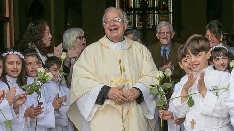 Don Michele tra i suoi ragazzi dopo la celebrazione della prima comunione (Foto Gianfranco Ronconi)