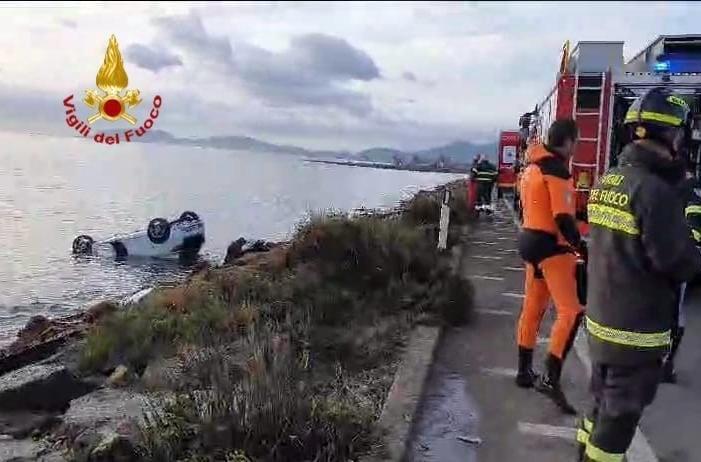 Scontro tra auto a Capoterra, una si ribalta e finisce in mare: morto un 19enne