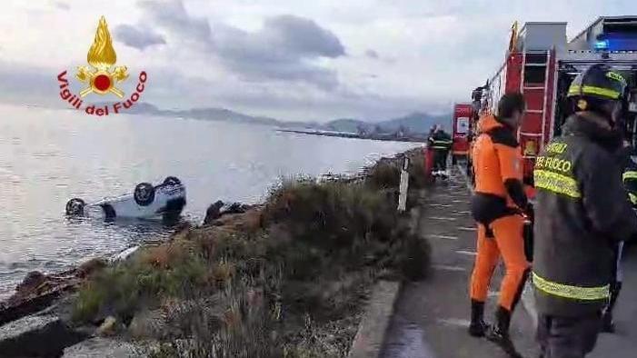 Scontro tra auto a Capoterra, una si ribalta e finisce in mare: morto un 19enne