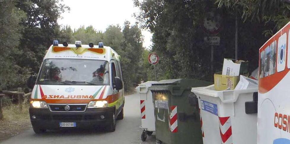 Un’ambulanza nella zona del Calambrone (foto di archivio)
