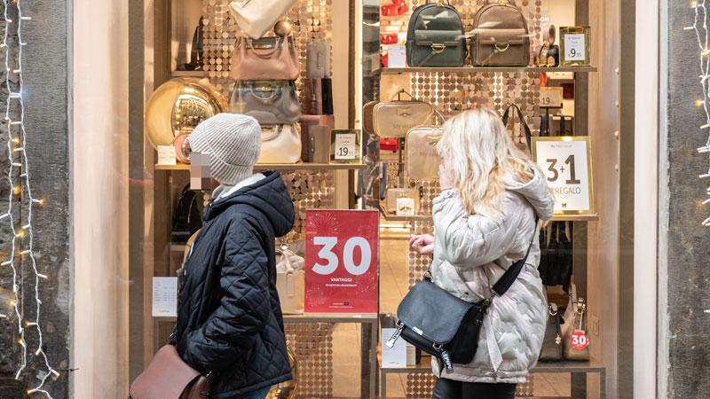 I cartelli promozionali apparsi sulle vetrine delle boutique del centro