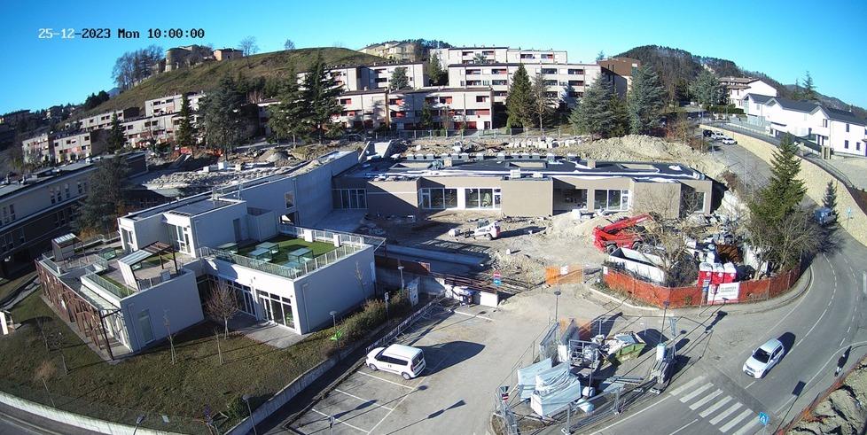 Cede la parte sporgente del tetto, verifiche nel cantiere delle scuole
