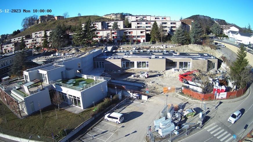 Cede la parte sporgente del tetto, verifiche nel cantiere delle scuole