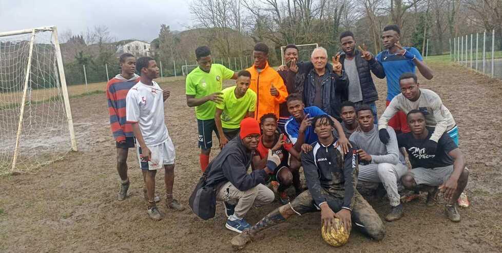 Alcuni dei ragazzi della New Selecao attorno a frate Marco Fantappiè