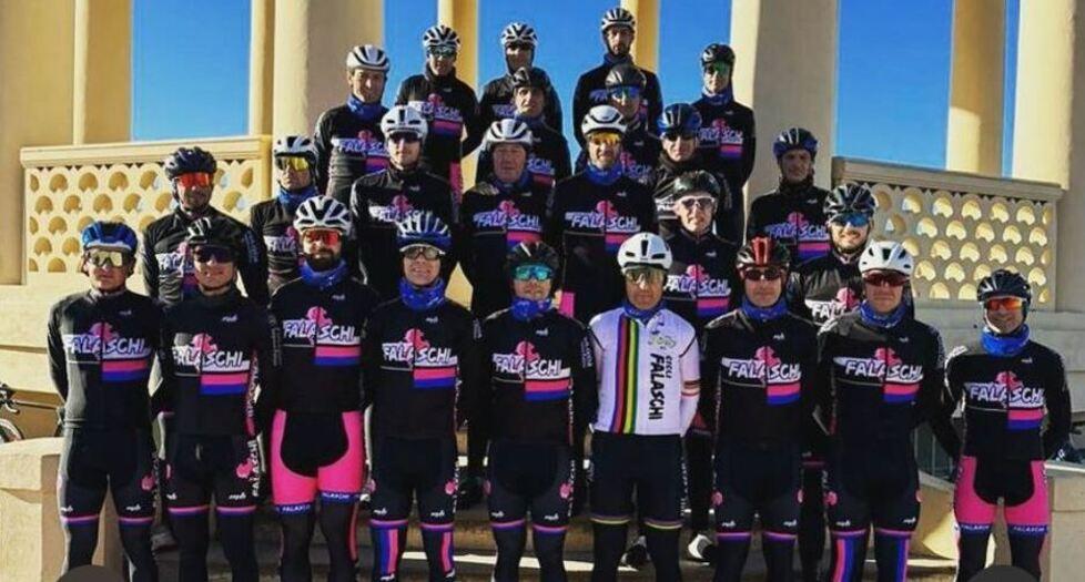 Il gruppo dei ciclisti protagonisti con la maglia del Cicli Falaschi per la foto al Gazebo alla Terrazza
