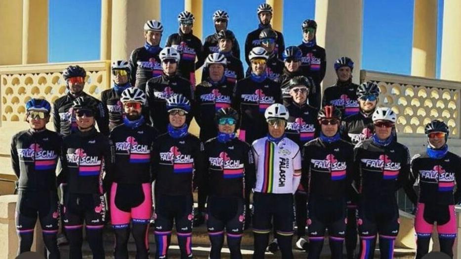 Il gruppo dei ciclisti protagonisti con la maglia del Cicli Falaschi per la foto al Gazebo alla Terrazza