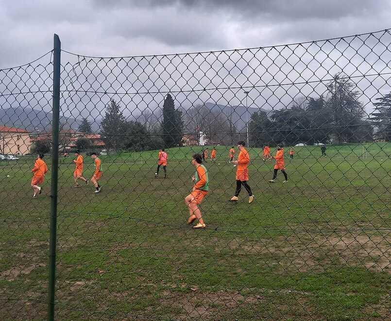 I giocatori arancioni si allenano sul campo Turchi