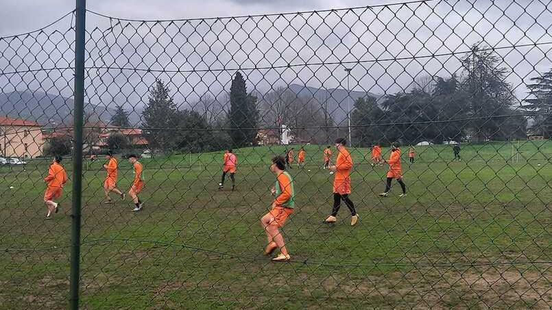 I giocatori arancioni si allenano sul campo Turchi