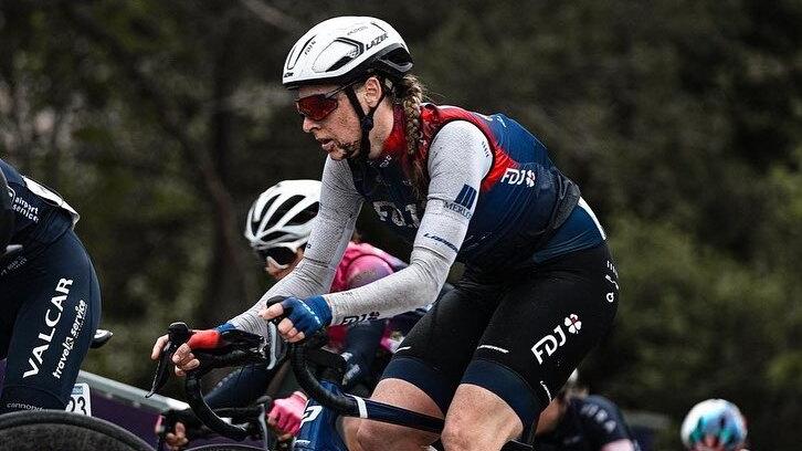 Vittoria Guazzini impegnata in una competizione su strada
