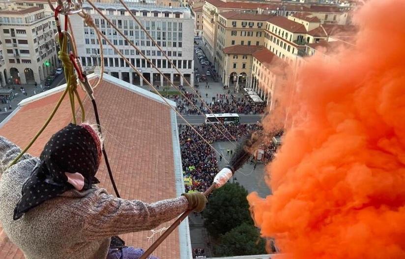 Livorno, la Befana arriva in piazza Grande con i pompieri calandosi dal campanile del Duomo