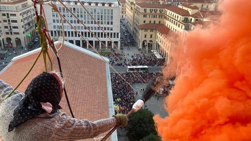 Livorno, la Befana arriva in piazza Grande con i pompieri calandosi dal campanile del Duomo